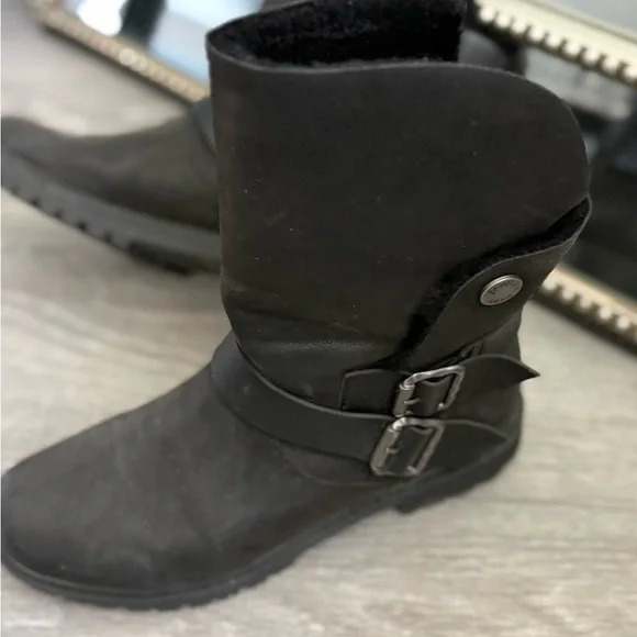 Stylish Black Winter Boots with Buckle Accents - Picture 3 of 14
